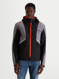 Alpinestars C 5 Drystar Giacca, giacca da moto urbana contemporanea da uomo in nero e grigio scuro, vista frontale su un modello che mostra la struttura softshell impermeabile, il cappuccio integrato e dettagli con cerniera arancione brillante