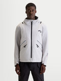 Alpinestars C 5 Drystar Giacca, giacca da moto urbana contemporanea da uomo in grigio chiaro e nero, vista frontale su un modello che indossa abbigliamento da guida con cappuccio integrato