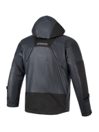 Alpinestars Giacca Mospher Waterproof, parka da moto, nero, vista posteriore con cappuccio integrato e costruzione in tessuto ripstop, marchio MO.ST.EQ sulla parte superiore della schiena, design urbano tattico per la guida in ogni condizione atmosferica