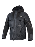 Alpinestars Mospher Waterproof Jacket, parka da moto nero, design tattico utilitario con molteplici grandi tasche, costruzione in tessuto ripstop, cappuccio integrato, logo Alpinestars bianco sulla manica e sul petto