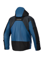 Giacca Alpinestars Mospher Waterproof, vista posteriore, nero e petrolio scuro, dotata di cappuccio protettivo, robusta costruzione in tessuto ripstop con sezioni rinforzate nere e logo MO.ST.EQ. sulla parte superiore della schiena, abbigliamento moto urban impermeabile