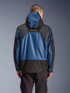 Alpinestars Giacca Mospher Waterproof in Black Dark Petrol, vista posteriore di un parka da moto con pannelli blu in ripstop e sezioni rinforzate nere, branding MO.ST.EQ. sulla parte superiore della schiena, design tattico urbano moderno