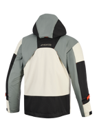 Giacca Alpinestars Mospher Waterproof in Fur Gray Black Ice, vista posteriore, design multi-pannello di ispirazione militare con sezioni grigie, nere e bianco ghiaccio, cappuccio integrato e marchio MO.ST.EQ sulla parte superiore della schiena.