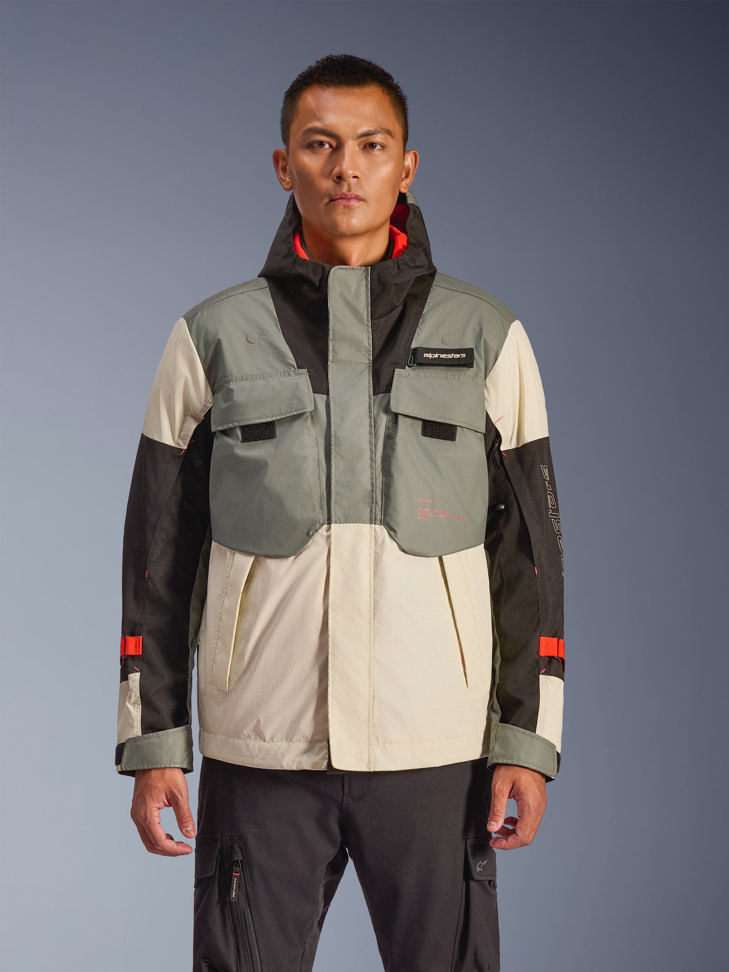 Giacca impermeabile Alpinestars Mospher, giacca da moto da uomo, colorblock grigio, nero e crema, design d'ispirazione tattica con tasche sul petto, sistema di cappuccio con colletto alto, dettagli rossi sulle maniche, abbigliamento per pendolari urbani