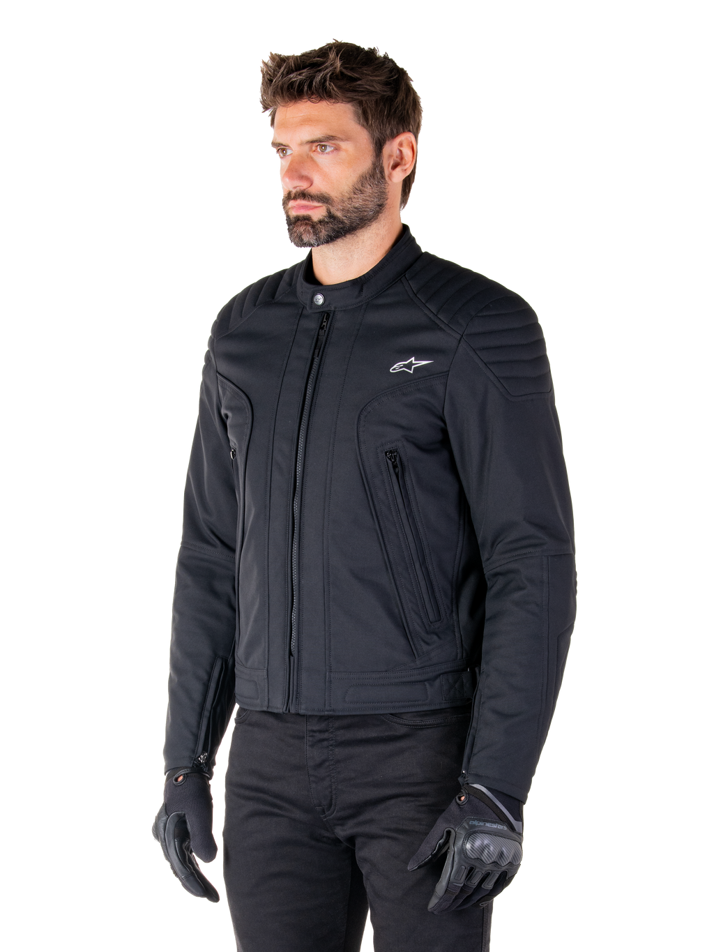 Alpinestars Clayton WR Jacket, nero, giacca da moto urbana in tessuto con dettagli trapuntati su spalle e avambracci, design slim-fit, finitura opaca, indossata da un pilota con guanti neri