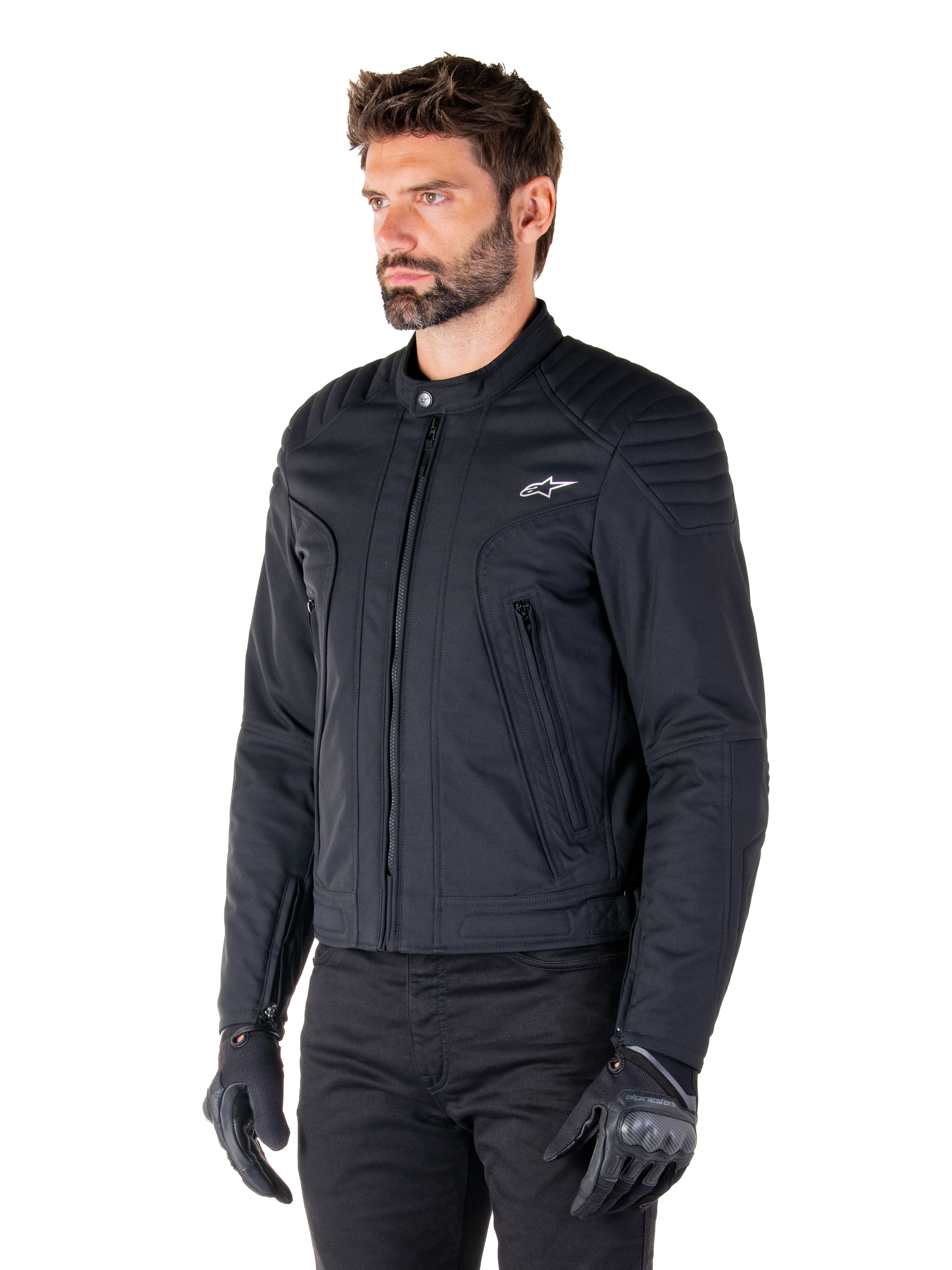 Alpinestars Clayton WR Jacket, nero, giacca da moto urbana in tessuto con dettagli trapuntati su spalle e avambracci, design slim-fit, finitura opaca, indossata da un pilota con guanti neri