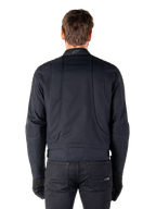 Alpinestars Clayton WR Jacket, Nero, vista posteriore di un uomo che indossa la giacca da moto urbana idrorepellente, con rinforzi trapuntati su spalle e gomiti, linee ergonomiche e finitura opaca