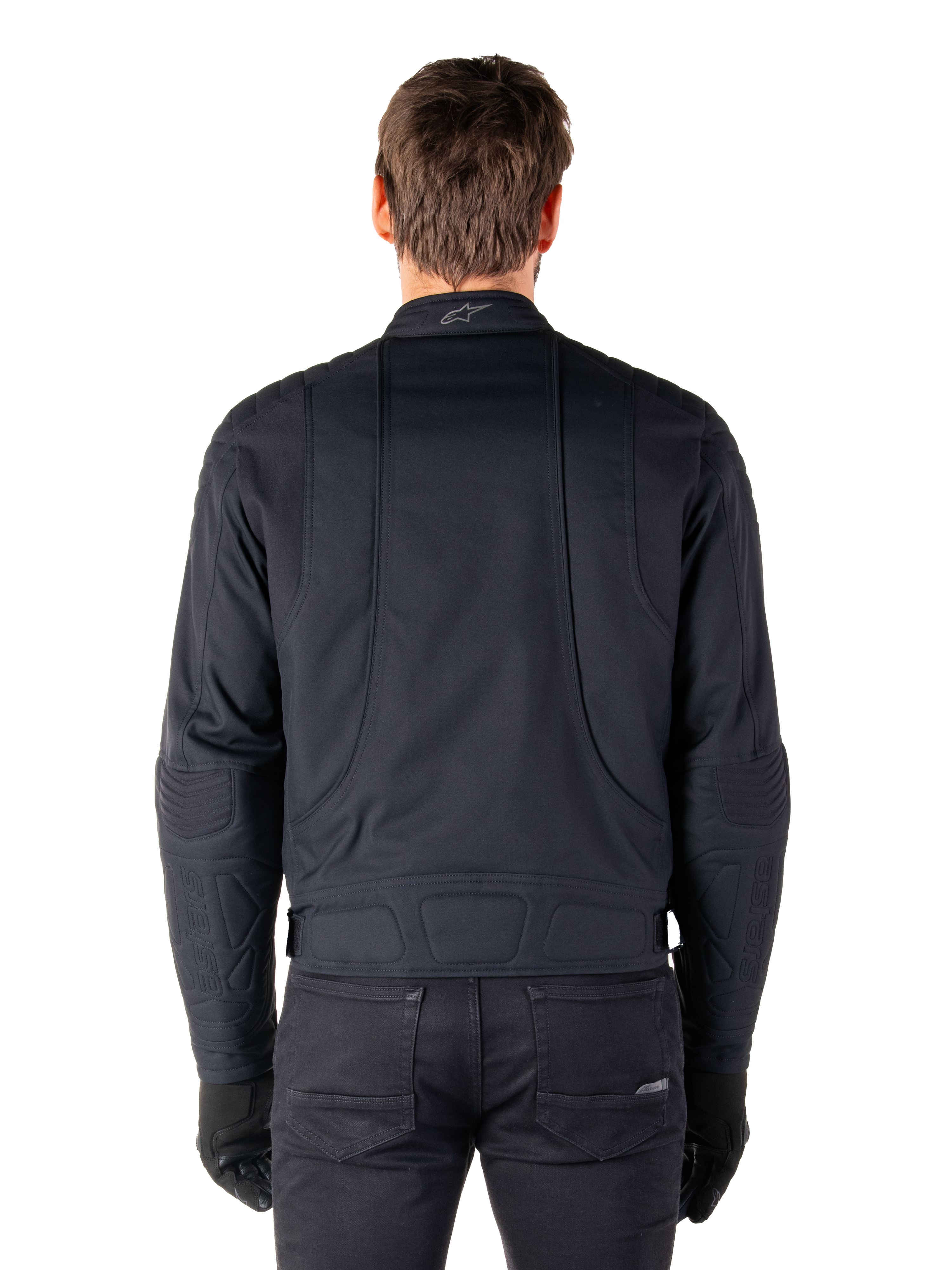 Alpinestars Clayton WR Jacket, Nero, vista posteriore di un uomo che indossa la giacca da moto urbana idrorepellente, con rinforzi trapuntati su spalle e gomiti, linee ergonomiche e finitura opaca