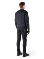 Vista posteriore di un pilota che indossa la giacca Alpinestars Clayton WR in nero, con pannelli trapuntati su gomiti e spalle, cuciture curve ergonomiche e dettagli riflettenti sul colletto, abbinata a pantaloni da moto e stivali neri per un look motociclistico urbano.