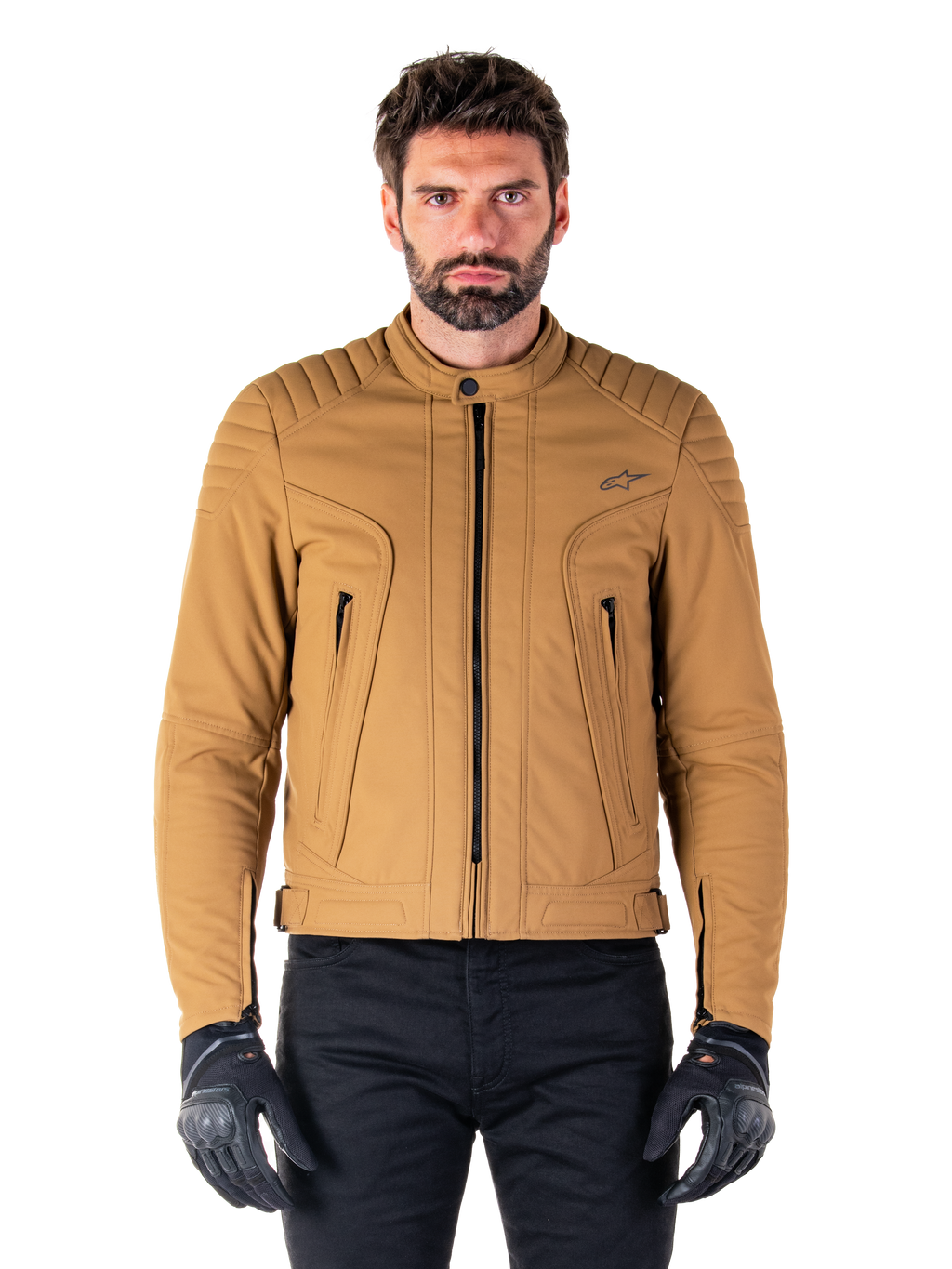 Alpinestars Clayton WR Jacket, giacca da moto urban, Utility Brown Light Gold, tessuto idrorepellente con spalle imbottite trapuntate, colletto alto da biker, dettagli con zip nere e logo sul petto, indossata con guanti protettivi e pantaloni neri
