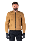Alpinestars Clayton WR Jacket, giacca da moto urban, Utility Brown Light Gold, tessuto idrorepellente con spalle imbottite trapuntate, colletto alto da biker, dettagli con zip nere e logo sul petto, indossata con guanti protettivi e pantaloni neri