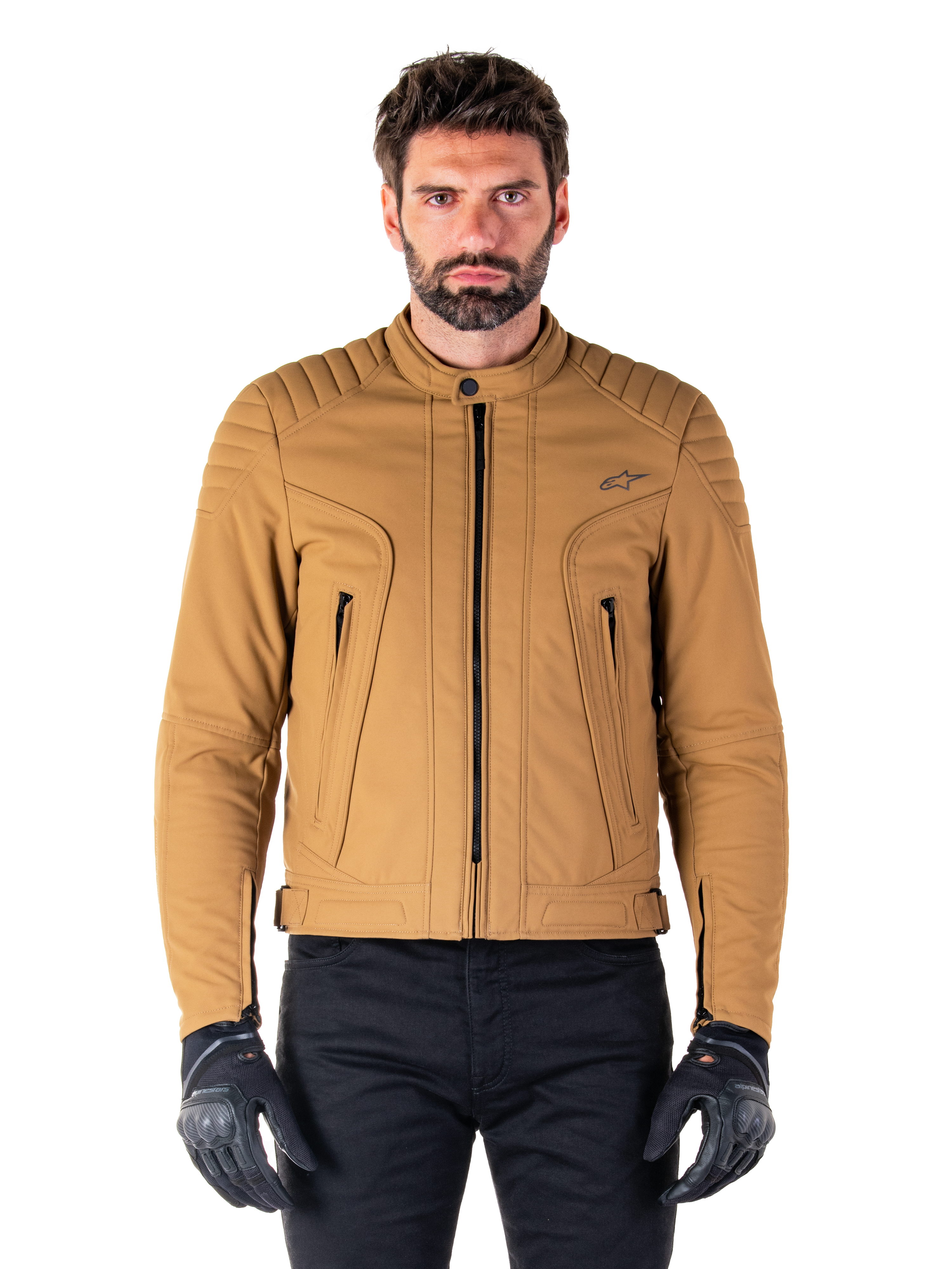 Alpinestars Clayton WR Jacket, giacca da moto urban, Utility Brown Light Gold, tessuto idrorepellente con spalle imbottite trapuntate, colletto alto da biker, dettagli con zip nere e logo sul petto, indossata con guanti protettivi e pantaloni neri