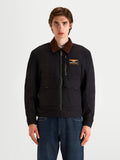 Alpinestars Mustang Waterproof Giacca, giacca da moto urbana contemporanea da uomo in grigio scuro antracite e marrone scuro, vista frontale su un modello che mostra la costruzione in twill elasticizzato stile workwear e il colletto in velluto a coste