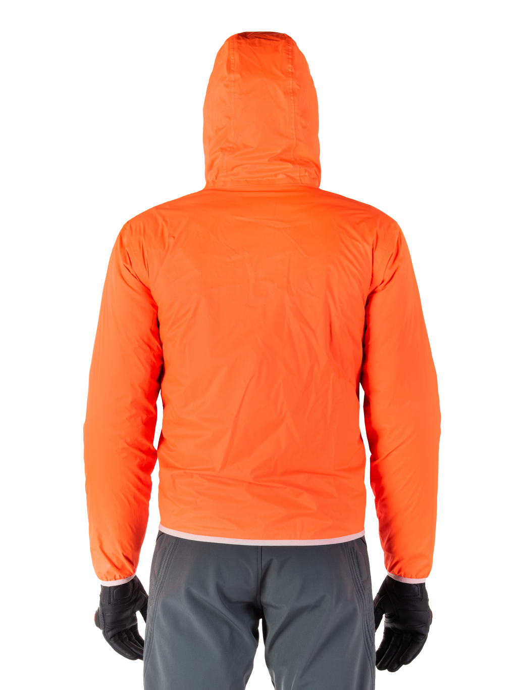 Alpinestars Giacca Mohobbs Waterproof, copertura antipioggia ripiegabile arancione fluo brillante, vista posteriore della giacca leggera con cappuccio, indossata con pantaloni da guida grigio scuro e guanti neri