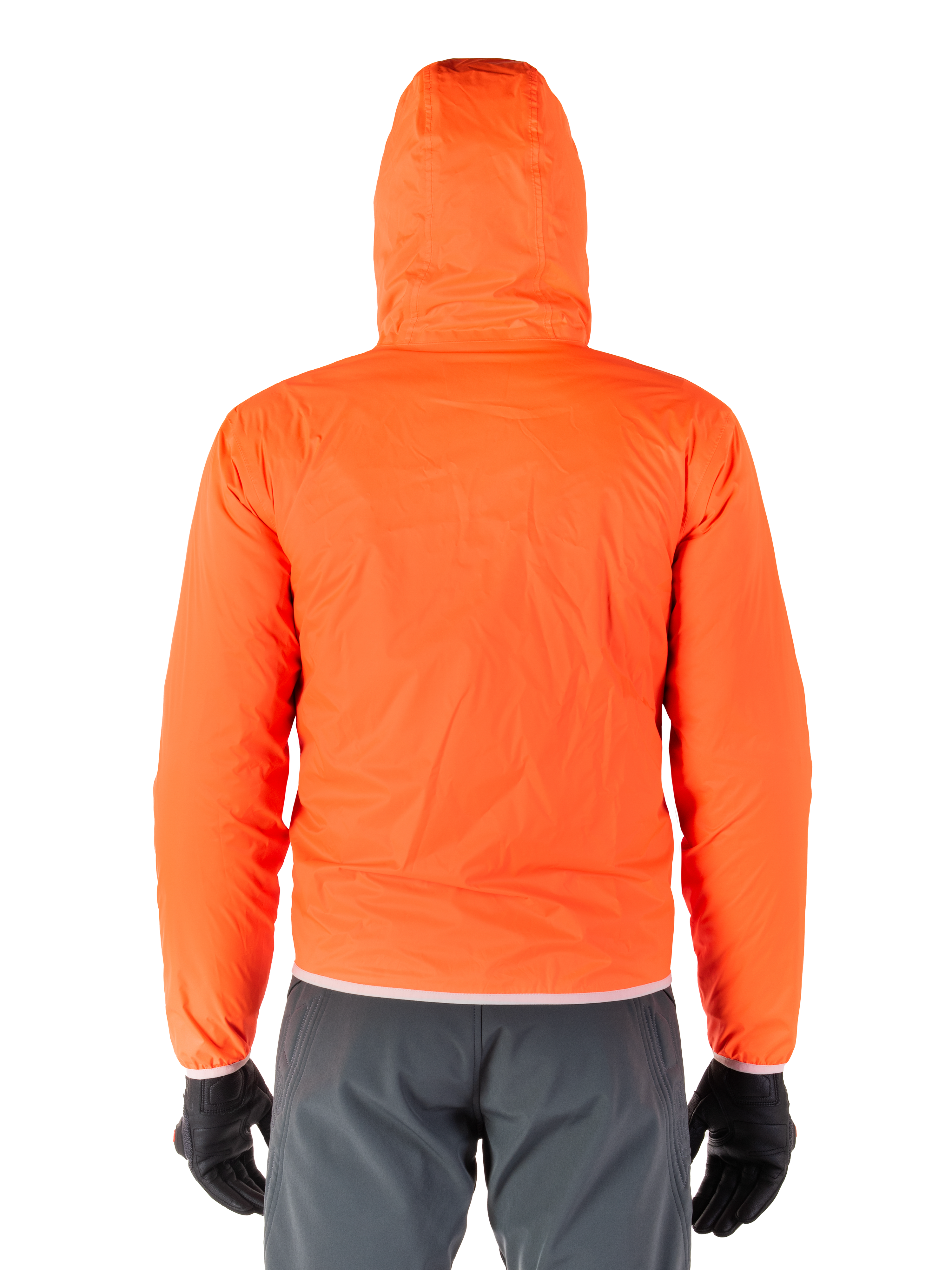 Alpinestars Giacca Mohobbs Waterproof, copertura antipioggia ripiegabile arancione fluo brillante, vista posteriore della giacca leggera con cappuccio, indossata con pantaloni da guida grigio scuro e guanti neri