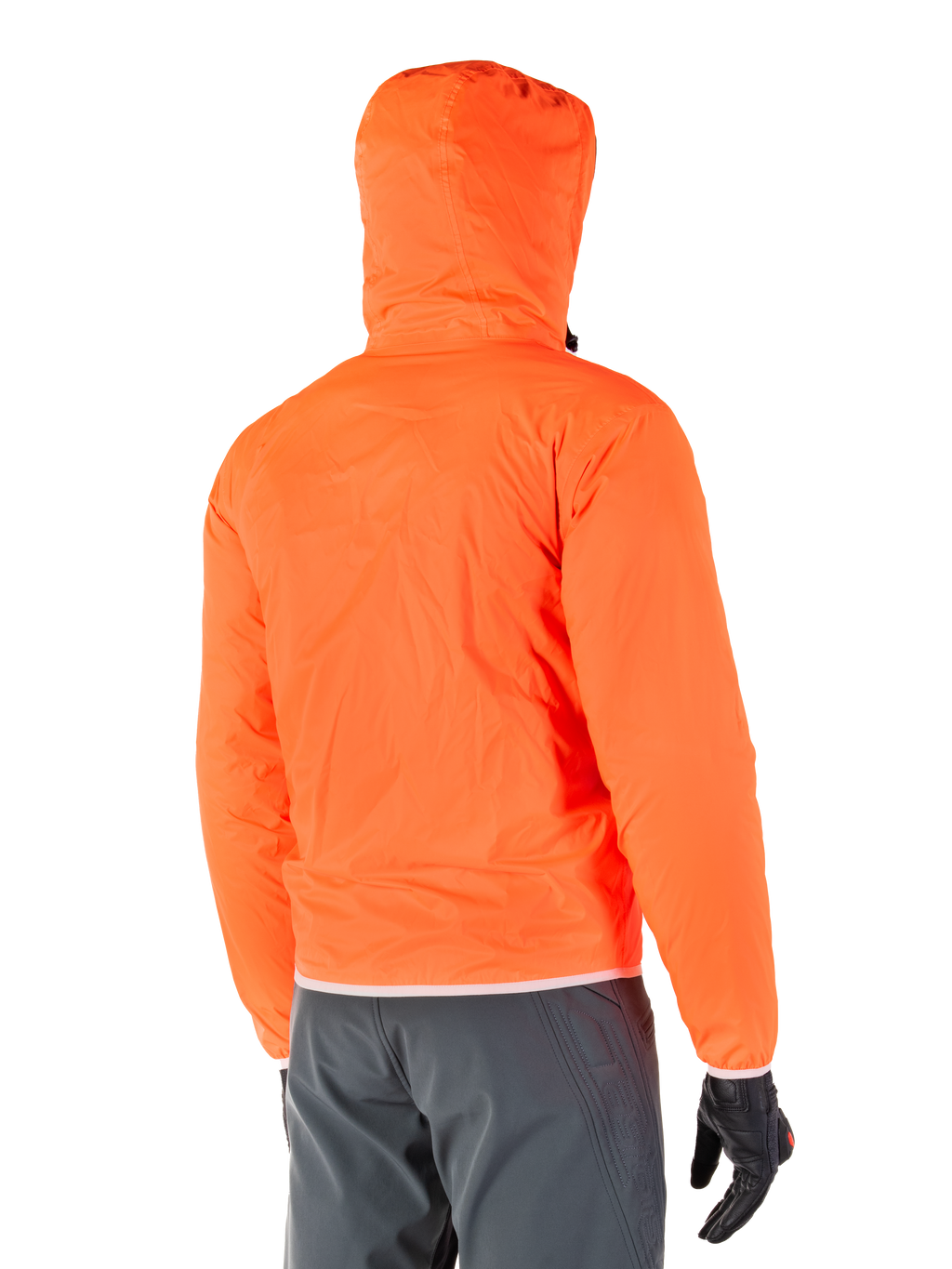 Giacca Alpinestars Mohobbs Waterproof, fodera antipioggia di emergenza ripiegabile in Orange Fluo brillante, vista posteriore che mostra il cappuccio antitempesta, indossata con pantaloni da moto grigio scuro e guanti neri, abbigliamento da moto urbano leggero e impermeabile