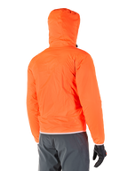 Giacca Alpinestars Mohobbs Waterproof, fodera antipioggia di emergenza ripiegabile in Orange Fluo brillante, vista posteriore che mostra il cappuccio antitempesta, indossata con pantaloni da moto grigio scuro e guanti neri, abbigliamento da moto urbano leggero e impermeabile