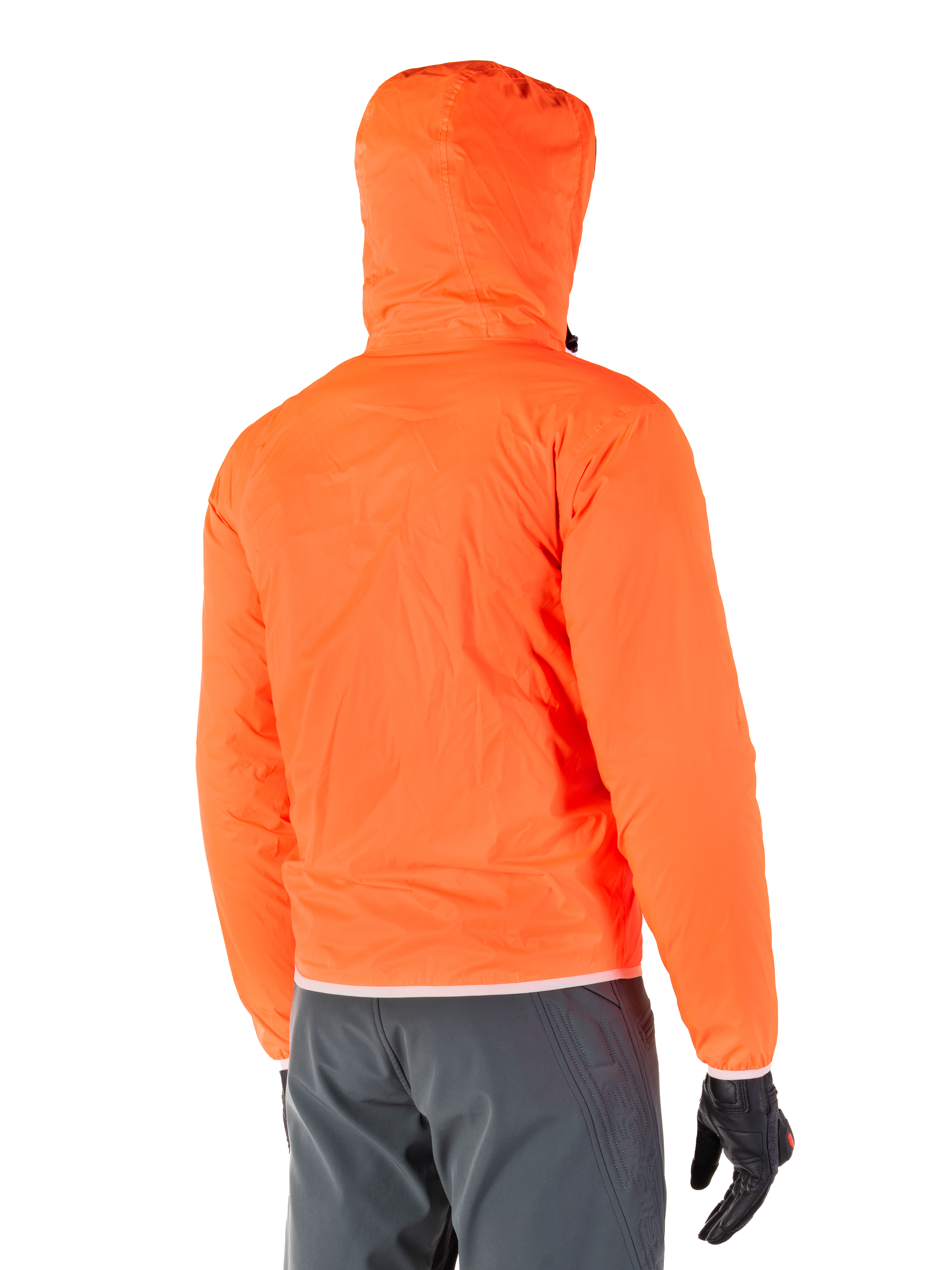 Giacca Alpinestars Mohobbs Waterproof, fodera antipioggia di emergenza ripiegabile in Orange Fluo brillante, vista posteriore che mostra il cappuccio antitempesta, indossata con pantaloni da moto grigio scuro e guanti neri, abbigliamento da moto urbano leggero e impermeabile
