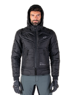 Giacca Alpinestars Mohobbs Waterproof, bomber da moto trapuntato nero, design con cappuccio e logo a stella bianco sul petto, chiusura frontale con zip, stile urban streetwear per motociclisti