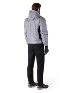 Giacca Alpinestars Mohobbs Waterproof, Lunar Gray Lime Punch, vista posteriore di giacca da moto in stile bomber trapuntata con cappuccio, con scritta Alpinestars sul retro, indossata con pantaloni da guida e guanti neri, streetwear urbano da moto