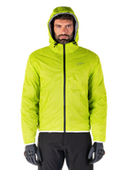 Giacca Alpinestars Mohobbs Waterproof, copertura antipioggia ripiegabile Lime Punch, guscio con cappuccio verde lime brillante indossato con pantaloni da moto neri e guanti da moto grigi, stile urban moto-streetwear