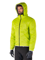 Giacca impermeabile Alpinestars Mohobbs, fodera antipioggia ripiegabile Lime Punch, giacca con cappuccio verde neon brillante indossata con pantaloni neri e guanti grigi, abbigliamento da moto ispirato allo streetwear urbano