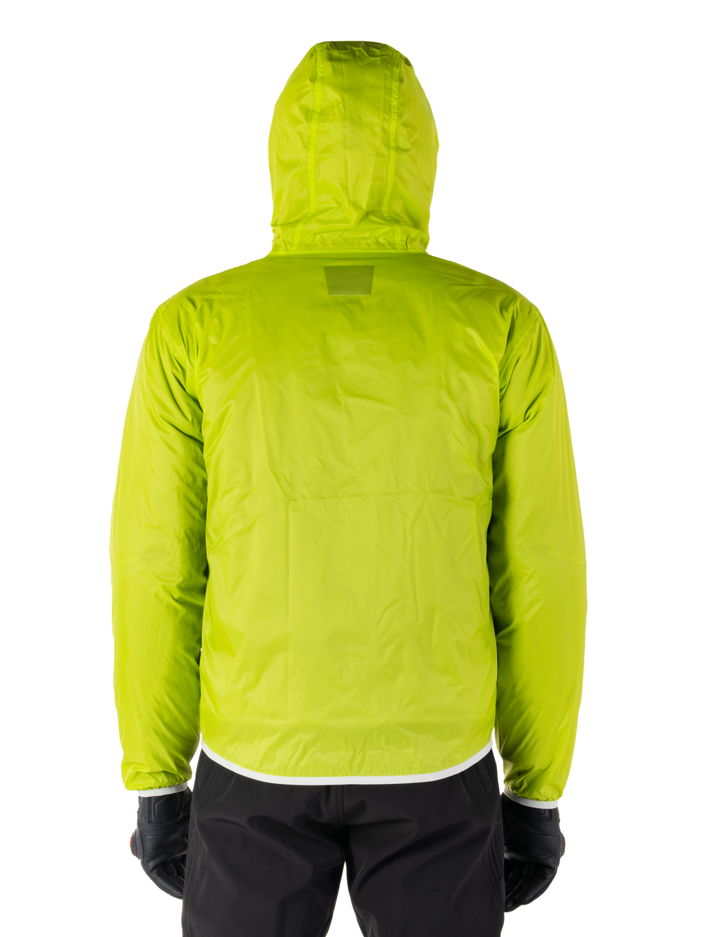 Giacca impermeabile Alpinestars Mohobbs, copertura antipioggia ripiegabile Lime Punch, giacca con cappuccio verde lime brillante, vista posteriore, indossata con pantaloni e guanti neri, streetwear moto impermeabile