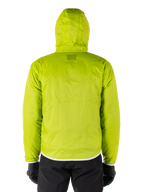 Giacca impermeabile Alpinestars Mohobbs, copertura antipioggia ripiegabile Lime Punch, giacca con cappuccio verde lime brillante, vista posteriore, indossata con pantaloni e guanti neri, streetwear moto impermeabile