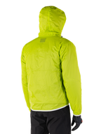 Alpinestars Mohobbs Waterproof Jacket, fodera antipioggia ripiegabile in Lime Punch, vista posteriore dello strato impermeabile verde neon con cappuccio, indossata con pantaloni da moto e guanti neri