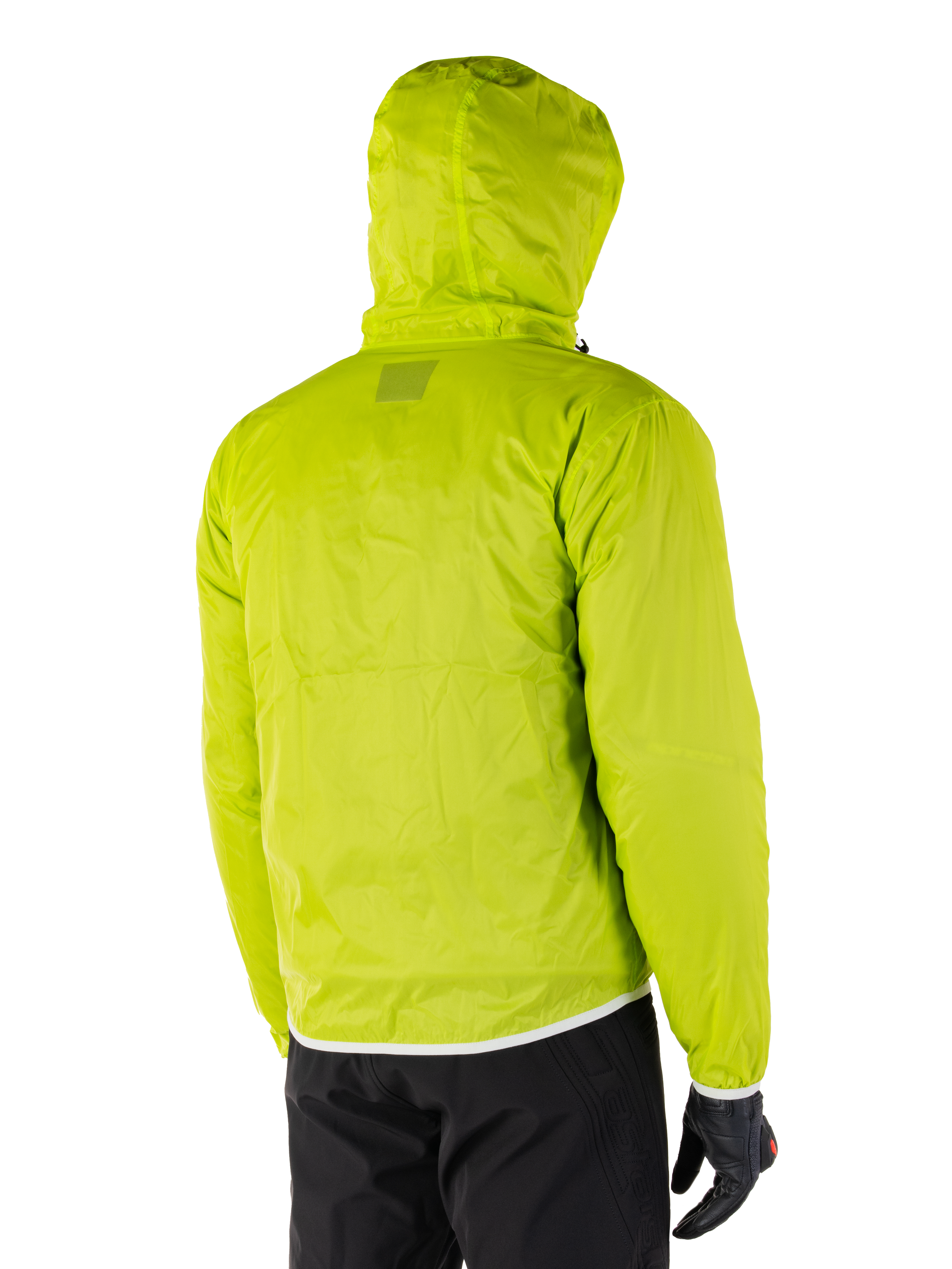 Alpinestars Mohobbs Waterproof Jacket, fodera antipioggia ripiegabile in Lime Punch, vista posteriore dello strato impermeabile verde neon con cappuccio, indossata con pantaloni da moto e guanti neri
