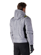 Giacca Alpinestars Mohobbs Waterproof in grigio e verde lime, vista posteriore su un modello, design bomber imbottito e trapuntato con marchio astars goffrato in verticale sul retro, dettagli verde lime sulle spalle, con cappuccio, indossata con pantaloni da moto e guanti neri.