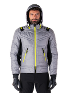 Giacca impermeabile Alpinestars Mohobbs, giacca bomber da moto, Lunar Gray e Lime Punch, design trapuntato con cerniere e dettagli del cappuccio giallo neon brillante, stile urban moto streetwear moderno.