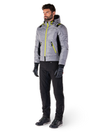 Giacca Alpinestars Mohobbs Waterproof in Lunar Gray e Lime Punch, giacca da moto trapuntata stile bomber con accenti neon, indossata da un modello con pantaloni da guida e guanti neri, abbigliamento protettivo ispirato allo streetwear urbano