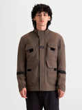 Alpinestars Altan Drystar Giacca, giacca da moto urbana contemporanea impermeabile da uomo in marrone noce, vista frontale indossata da un modello che mostra le tasche portaoggetti in stile field-jacket e il collo caldo