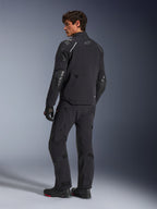 Giacca Alpinestars Andes Pro Drystar® XF, giacca da moto adventure, nero, vista posteriore indossata con pantaloni e stivali abbinati, con pannelli rinforzati e logo a stella argento, abbigliamento tecnico da moto per tutte le stagioni