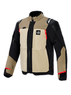 Giacca Alpinestars Andes Pro Drystar® XF, giacca da moto adventure, colorazione Walnut e Aluminum, costruzione in tessuto sabbia e nero con dettagli rossi, con ampie tasche utility sul petto, logo 'All Terra' sul petto e pannelli rinforzati sulle spalle.