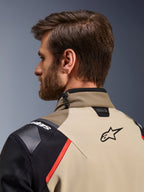 Giacca Alpinestars Andes Pro Drystar® XF in Walnut Aluminum, vista posteriore ravvicinata di colletto e spalle, con logo Alpinestars, marchio di compatibilità Tech-Air, accenti rossi e sistema di regolazione con cordino elastico sul collo.