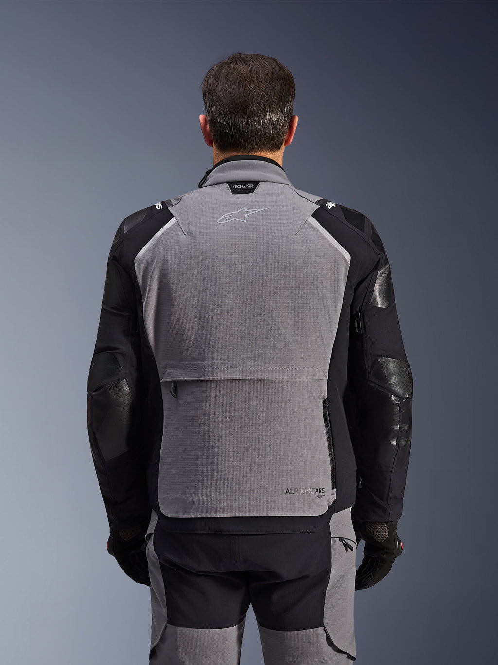 Alpinestars Andes Pro Drystar® XF Jacket, vista posteriore, grigio scuro e nero, giacca adventure touring con ampia tasca posteriore, marchio Tech-Air® Ready sul colletto e pannelli rinforzati sui gomiti.