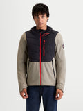 Alpinestars Therma Tech Wp Giacca, giacca da moto urban contemporary da uomo in nero e vetiver, vista anteriore su un modello che indossa la giacca termica in tessuto con cappuccio e accenti con zip rossa