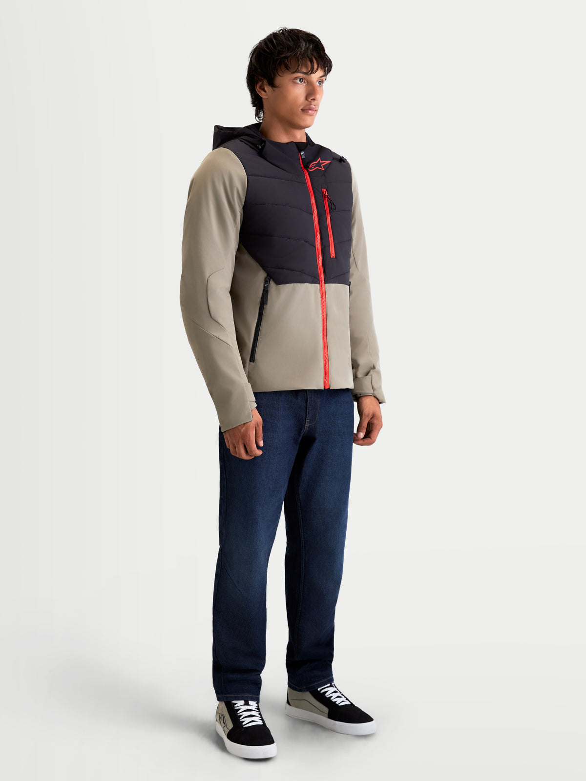 Alpinestars Therma-Tech WP Giacca, giacca da moto urbana contemporanea da uomo in nero e vetiver, vista laterale indossata da un modello che mostra la struttura trapuntata saldata a sonico e le prestazioni del tessuto impermeabile