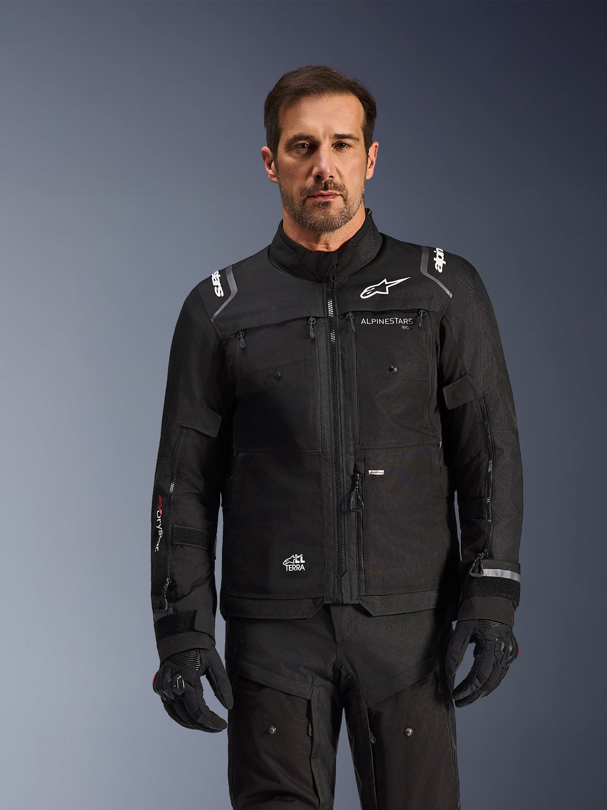 Alpinestars giacca Cusco Drystar®, giacca da moto adventure touring da uomo, nera, impermeabile, indossata da un modello
