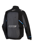 Giacca Alpinestars Cusco Drystar®, giacca da moto adventure touring, nero e grigio scuro, vista posteriore con grande pannello grigio, accenti blu, loghi Alpinestars sulla parte superiore e inferiore della schiena, costruzione in tessuto ripstop resistente
