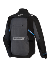 Giacca Alpinestars Cusco Drystar®, giacca da moto adventure touring, nero e grigio scuro, vista posteriore con grande pannello grigio, accenti blu, loghi Alpinestars sulla parte superiore e inferiore della schiena, costruzione in tessuto ripstop resistente