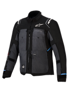 Giacca Alpinestars Cusco Drystar®, giacca adventure touring, nero e grigio scuro, caratterizzata da pannelli in tessuto ripstop, logo Alpinestars bianco su petto e spalle, cerniere di ventilazione multiple e dettagli azzurri.