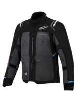 Giacca Alpinestars Cusco Drystar®, giacca adventure touring, nero e grigio scuro, caratterizzata da pannelli in tessuto ripstop, logo Alpinestars bianco su petto e spalle, cerniere di ventilazione multiple e dettagli azzurri.
