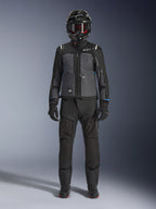 Giacca Alpinestars Cusco Drystar®, giacca da adventure touring in nero e grigio scuro, indossata con pantaloni neri coordinati, guanti e casco integrale, vista frontale a figura intera, abbigliamento protettivo da moto