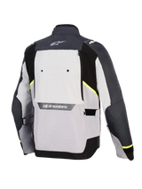 Giacca Alpinestars Cusco Drystar®, giacca da moto, Ice Gray, Mid Gray e Deep Gray, vista posteriore con pannelli in tessuto multi-tonali, accenti giallo neon, ampio pannello di ventilazione posteriore e logo Alpinestars bianco sul colletto e sulla parte bassa della schiena