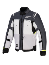 Giacca Alpinestars Cusco Drystar®, giacca da moto adventure, Ice Gray, Mid Gray e Deep Gray, vista frontale con costruzione in tessuto multi-pannello, prese d'aria con cerniera sul petto e logo Alpinestars su petto e spalle