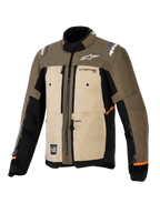 Giacca Alpinestars Cusco Drystar®, Walnut Aluminum Black, giacca da moto adventure touring, vista frontale a tre quarti, costruzione in tessuto con pannelli beige e marroni, prese d'aria con cerniera, loghi Alpinestars bianchi e dettagli arancioni sulle maniche