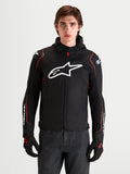 Alpinestars Zaca V 2 Waterproof Giacca, giacca da moto sportiva da uomo in nero e rosso fluo con protezioni spalle DFS e logo Astar bianco sul petto, indossata da un modello in uno studio